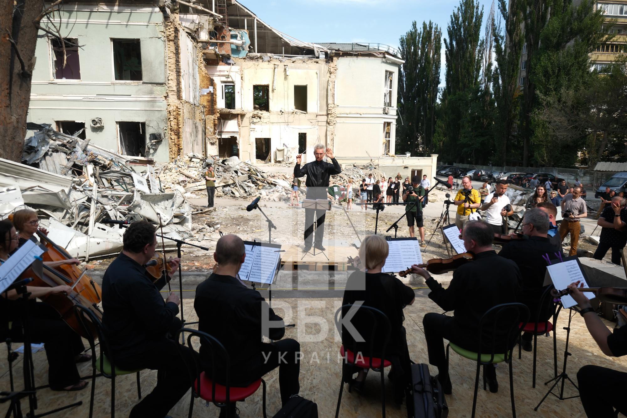 В память о жертвах. В &quot;Охматдете&quot; камерный оркестр исполнил &quot;Реквием по погибшим&quot;: фото